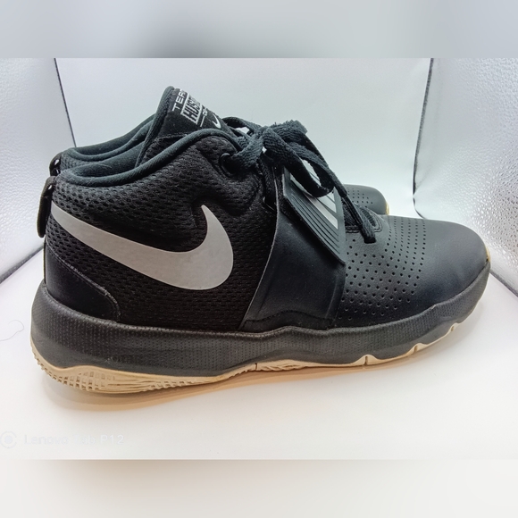 Nike Team Hustle D8 Unisex Size 7Y Black Sneakers - Picture 5 of 7